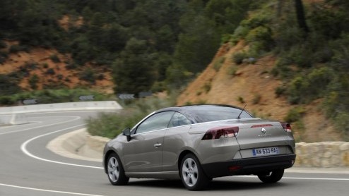 Renault maakt de Mgane-familie wel heel luchtig compleet. De zesde en laatste telg van het gamma is namelijk de Coupe-Cabriolet, wederom met inklapbare hardtop en panoramisch glazen dakdeel. Kennisma