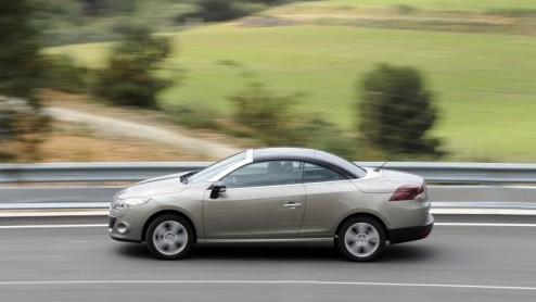 Renault maakt de Mgane-familie wel heel luchtig compleet. De zesde en laatste telg van het gamma is namelijk de Coupe-Cabriolet, wederom met inklapbare hardtop en panoramisch glazen dakdeel. Kennisma