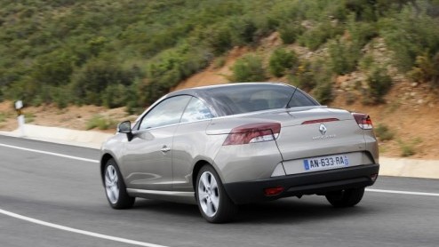 Renault maakt de Mgane-familie wel heel luchtig compleet. De zesde en laatste telg van het gamma is namelijk de Coupe-Cabriolet, wederom met inklapbare hardtop en panoramisch glazen dakdeel. Kennisma