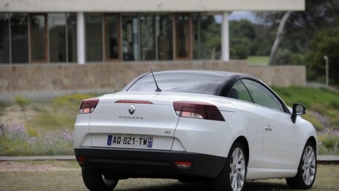 Renault maakt de Mgane-familie wel heel luchtig compleet. De zesde en laatste telg van het gamma is namelijk de Coupe-Cabriolet, wederom met inklapbare hardtop en panoramisch glazen dakdeel. Kennisma