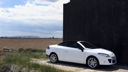 Renault maakt de Mgane-familie wel heel luchtig compleet. De zesde en laatste telg van het gamma is namelijk de Coupe-Cabriolet, wederom met inklapbare hardtop en panoramisch glazen dakdeel. Kennisma
