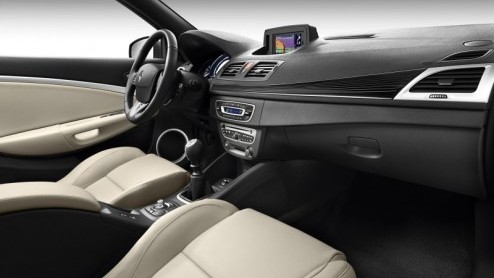 Renault maakt de Mgane-familie wel heel luchtig compleet. De zesde en laatste telg van het gamma is namelijk de Coupe-Cabriolet, wederom met inklapbare hardtop en panoramisch glazen dakdeel. Kennisma