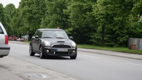 Het is een publiek geheim dat MINI naast de komst van de Countryman ook nog een facelift voor de Cooper, Clubman en Cabrio in het verschiet ligt. Moesten we het in maart nog doen met enkele gecamoufle