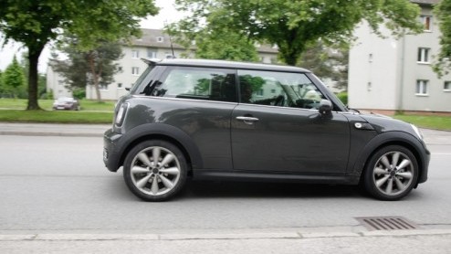 Het is een publiek geheim dat MINI naast de komst van de Countryman ook nog een facelift voor de Cooper, Clubman en Cabrio in het verschiet ligt. Moesten we het in maart nog doen met enkele gecamoufle