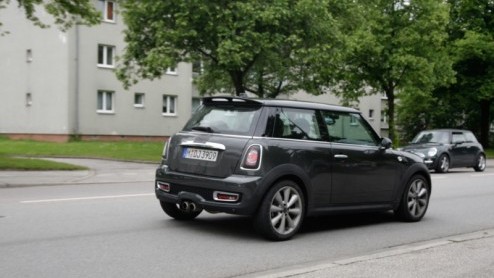 Het is een publiek geheim dat MINI naast de komst van de Countryman ook nog een facelift voor de Cooper, Clubman en Cabrio in het verschiet ligt. Moesten we het in maart nog doen met enkele gecamoufle