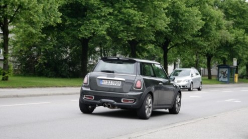 Het is een publiek geheim dat MINI naast de komst van de Countryman ook nog een facelift voor de Cooper, Clubman en Cabrio in het verschiet ligt. Moesten we het in maart nog doen met enkele gecamoufle
