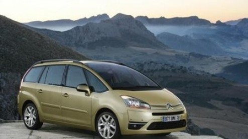 Citron voert een prijsverlaging door op de Grand C4 Picasso. Het betreft zowel de Ligne Business als meest luxueuze Exclusive-uitvoering. Tegelijkertijd zien nieuwe uitvoeringen het levenslicht en is