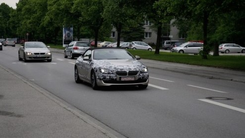 Kijk, dat is nog eens een 'toevalstreffer'. BMW rijdt met de nieuwe 6-serie Cabrio testrondes, vergezeld door een Coup-exemplaar van de huidige generatie, nota bene in dezelfe kleur. Dat geeft ons de