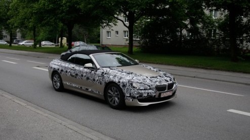 Kijk, dat is nog eens een 'toevalstreffer'. BMW rijdt met de nieuwe 6-serie Cabrio testrondes, vergezeld door een Coup-exemplaar van de huidige generatie, nota bene in dezelfe kleur. Dat geeft ons de