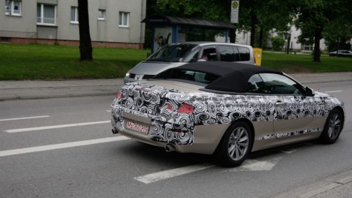 Kijk, dat is nog eens een 'toevalstreffer'. BMW rijdt met de nieuwe 6-serie Cabrio testrondes, vergezeld door een Coup-exemplaar van de huidige generatie, nota bene in dezelfe kleur. Dat geeft ons de