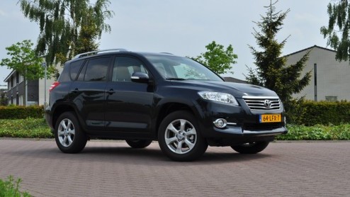 Toyota heeft de RAV4 in korte tijd twee keer gefacelift. Als we het gezegde mogen geloven alle goede dingen in drien is de nieuwste versie dus van alle markten thuis. De importeur stuurde ons op pa