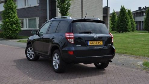 Toyota heeft de RAV4 in korte tijd twee keer gefacelift. Als we het gezegde mogen geloven alle goede dingen in drien is de nieuwste versie dus van alle markten thuis. De importeur stuurde ons op pa