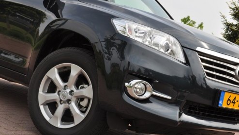 Toyota heeft de RAV4 in korte tijd twee keer gefacelift. Als we het gezegde mogen geloven alle goede dingen in drien is de nieuwste versie dus van alle markten thuis. De importeur stuurde ons op pa
