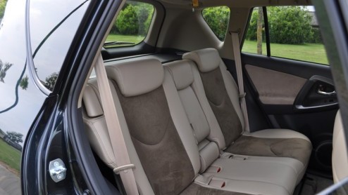 Toyota heeft de RAV4 in korte tijd twee keer gefacelift. Als we het gezegde mogen geloven alle goede dingen in drien is de nieuwste versie dus van alle markten thuis. De importeur stuurde ons op pa