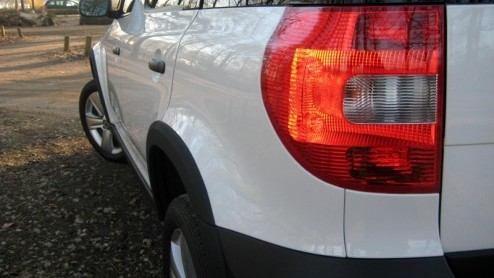 Met angst en beven hebben we uit moeten kijken naar de komst van de Skoda Yeti. Eenmaal uit de doeken bleek het echter een kleine vriendelijke reus, waarmee de Tsjechen inspelen op het nog steeds groe