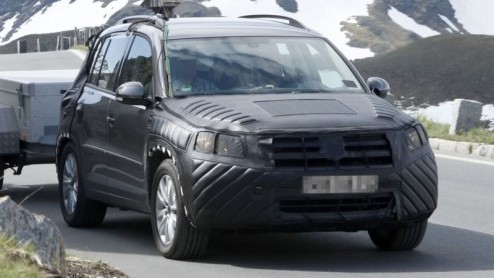 Vrijwel alle Volkswagen-modellen zijn inmiddels voorzien van de nieuwe Golf VI-neus. De Tiguan kijkt nog niet volgens de laatste mode in de wereld, maar daar komt al snel verandering in. De Duitsers