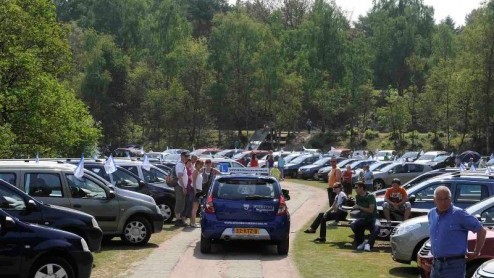 Dacia een no-nonsense merk? Dacht het niet! Ook de derde Dacia Fandag, die vorig weekend plaatsvond in het Doornse Gat is met 1700 bezoekers en 550 Dacia's weer een groot succes. Speciale aandacht gin