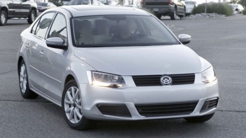 De nieuwe jas van Volkswagen Jetta is af. Nadat de sedan eerder nog volledig gecamoufleerd werd gesignaleerd, mag deze nu wel vrijwel helemaal gezien worden. Daar kan een neplogo in de grille niets aa