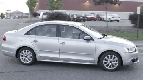 De nieuwe jas van Volkswagen Jetta is af. Nadat de sedan eerder nog volledig gecamoufleerd werd gesignaleerd, mag deze nu wel vrijwel helemaal gezien worden. Daar kan een neplogo in de grille niets aa
