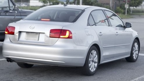 De nieuwe jas van Volkswagen Jetta is af. Nadat de sedan eerder nog volledig gecamoufleerd werd gesignaleerd, mag deze nu wel vrijwel helemaal gezien worden. Daar kan een neplogo in de grille niets aa