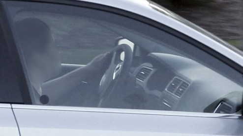 De nieuwe jas van Volkswagen Jetta is af. Nadat de sedan eerder nog volledig gecamoufleerd werd gesignaleerd, mag deze nu wel vrijwel helemaal gezien worden. Daar kan een neplogo in de grille niets aa