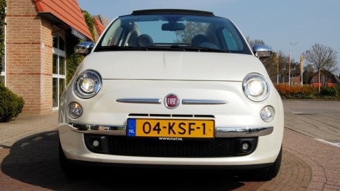 Hoeveel lol kun je hebben in een bijna-cabrio van drienhalve meter lengte? Een heleboel, zo blijkt na een zonnig weekje sturen met de Fiat 500C 1.2 Dualogic. De populaire retro-Italiaan is er sinds k
