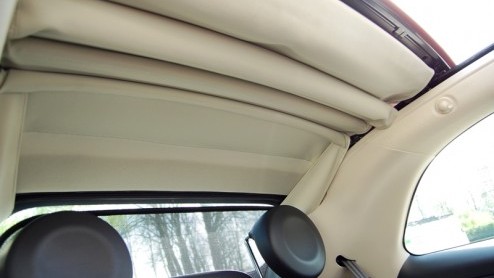 Hoeveel lol kun je hebben in een bijna-cabrio van drienhalve meter lengte? Een heleboel, zo blijkt na een zonnig weekje sturen met de Fiat 500C 1.2 Dualogic. De populaire retro-Italiaan is er sinds k