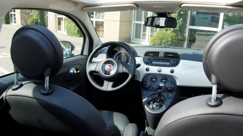 Hoeveel lol kun je hebben in een bijna-cabrio van drienhalve meter lengte? Een heleboel, zo blijkt na een zonnig weekje sturen met de Fiat 500C 1.2 Dualogic. De populaire retro-Italiaan is er sinds k