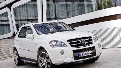 Mercedes-Benz geeft de ML 63 AMG een update. De 510 pk sterke SUV-beul met V8 wordt optisch bijgewerkt met nieuwe details om zijn positie in het segment te verstevigen. De vernieuwing is klein maar fi