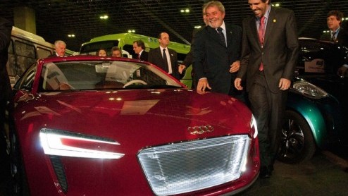 Het staat vast dat het lichter, zuiniger en schoner maken van autos overduidelijk de toekomst heeft. In dat kader toonde Audi hun elektrisch aangedreven e-tron op de Michelin Challenge Bibendum 2010