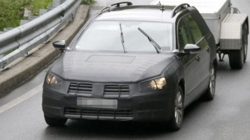 De Volkswagen Passat loopt in zijn huidige vorm alweer vijf jaar mee. Ondanks dat de populaire middenklasser nog altijd goed vertegenwoordigd is in de verkoopstatistieken zijn de Duitsers al in vergev