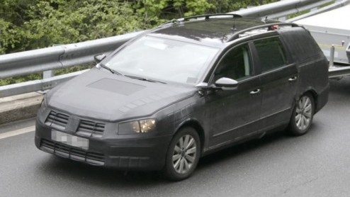 De Volkswagen Passat loopt in zijn huidige vorm alweer vijf jaar mee. Ondanks dat de populaire middenklasser nog altijd goed vertegenwoordigd is in de verkoopstatistieken zijn de Duitsers al in vergev