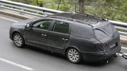 De Volkswagen Passat loopt in zijn huidige vorm alweer vijf jaar mee. Ondanks dat de populaire middenklasser nog altijd goed vertegenwoordigd is in de verkoopstatistieken zijn de Duitsers al in vergev