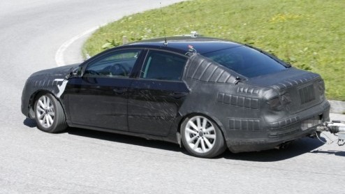 De Volkswagen Passat loopt in zijn huidige vorm alweer vijf jaar mee. Ondanks dat de populaire middenklasser nog altijd goed vertegenwoordigd is in de verkoopstatistieken zijn de Duitsers al in vergev