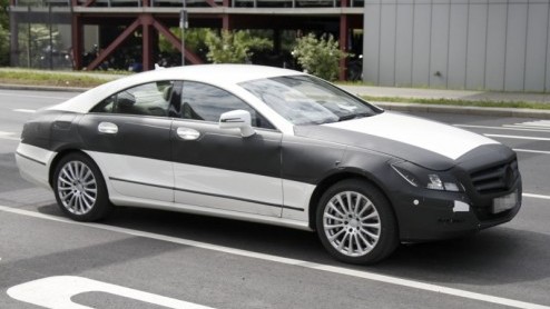Deze week reed de nieuwe Mercedes-Benz CLS opnieuw langs de lens van onze spionagefotograaf. De tweede generatie van de elegante vierdeurscoup is inmiddels zo goed als af en mag zodoende ook met mind