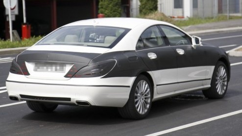 Deze week reed de nieuwe Mercedes-Benz CLS opnieuw langs de lens van onze spionagefotograaf. De tweede generatie van de elegante vierdeurscoup is inmiddels zo goed als af en mag zodoende ook met mind