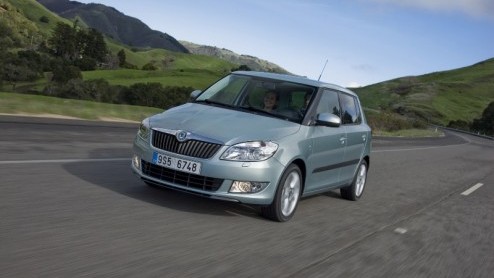 De vernieuwde Skoda Fabia, Fabia Combi en Roomster staan deze zomer opnieuw in de spotlights. Nu de Tour de France in aantocht is en het merk zich sinds 2004 officieel partner mag noemen is het drieta