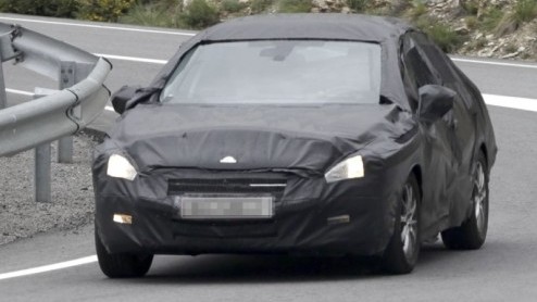 De carrire van de Peugeot 407 loopt ten einde. Zijn opvolger 508 kan een zwaar takenpakket tegemoet zien, de nieuwe Fransoos dient namelijk ook ter vervanging van de 607. Hoe de 508 visueel in het le