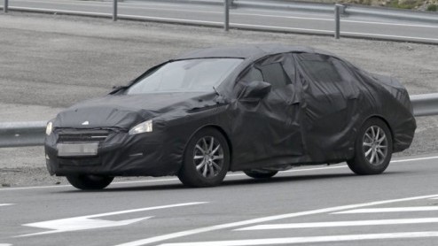 De carrire van de Peugeot 407 loopt ten einde. Zijn opvolger 508 kan een zwaar takenpakket tegemoet zien, de nieuwe Fransoos dient namelijk ook ter vervanging van de 607. Hoe de 508 visueel in het le