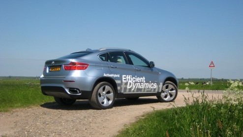 Met de 7-serie en X6 ActiveHybrid heeft BMW onlangs voor het eerst de weg van hybridetechniek bewandeld. En laten we eerlijk wezen, gezien de aanwezigheid van een 4.4 liter V8 biturbo en twee elektrom