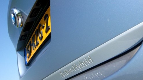 Met de 7-serie en X6 ActiveHybrid heeft BMW onlangs voor het eerst de weg van hybridetechniek bewandeld. En laten we eerlijk wezen, gezien de aanwezigheid van een 4.4 liter V8 biturbo en twee elektrom