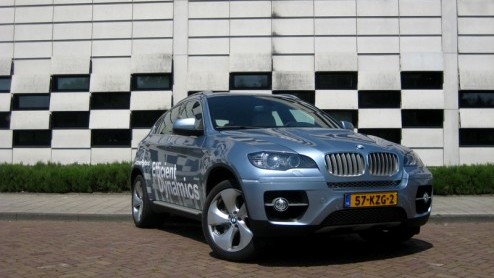 Met de 7-serie en X6 ActiveHybrid heeft BMW onlangs voor het eerst de weg van hybridetechniek bewandeld. En laten we eerlijk wezen, gezien de aanwezigheid van een 4.4 liter V8 biturbo en twee elektrom