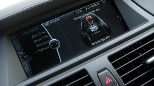 Met de 7-serie en X6 ActiveHybrid heeft BMW onlangs voor het eerst de weg van hybridetechniek bewandeld. En laten we eerlijk wezen, gezien de aanwezigheid van een 4.4 liter V8 biturbo en twee elektrom