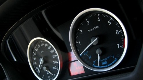 Met de 7-serie en X6 ActiveHybrid heeft BMW onlangs voor het eerst de weg van hybridetechniek bewandeld. En laten we eerlijk wezen, gezien de aanwezigheid van een 4.4 liter V8 biturbo en twee elektrom