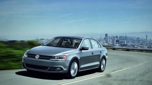 Lang niet alles blijft geheim. Voorafgaand aan de introductie zijn de eerste beelden van de nieuwe Volkswagen Jetta uitgelekt. De kersverse sedan is echter niet zomaar een Golf met kont. En hebben we 