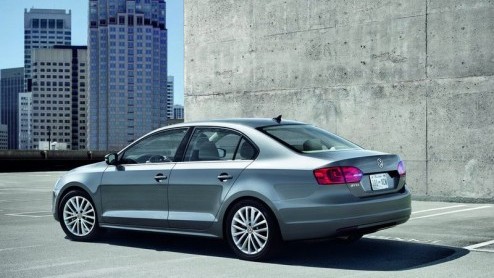 Lang niet alles blijft geheim. Voorafgaand aan de introductie zijn de eerste beelden van de nieuwe Volkswagen Jetta uitgelekt. De kersverse sedan is echter niet zomaar een Golf met kont. En hebben we 