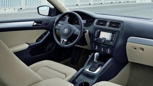Lang niet alles blijft geheim. Voorafgaand aan de introductie zijn de eerste beelden van de nieuwe Volkswagen Jetta uitgelekt. De kersverse sedan is echter niet zomaar een Golf met kont. En hebben we 
