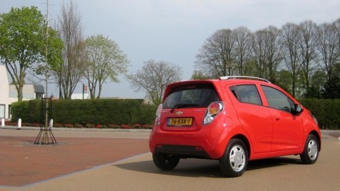 Na vijf jaar trouwe dienst zegt Chevrolet de tweede generatie Matiz vaarwel. Een voor zijn afmetingen ruime en compleet uitgeruste auto voor een zacht prijsje. Inmiddels zijn er veel nieuwe kapers op