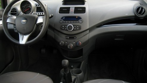 Na vijf jaar trouwe dienst zegt Chevrolet de tweede generatie Matiz vaarwel. Een voor zijn afmetingen ruime en compleet uitgeruste auto voor een zacht prijsje. Inmiddels zijn er veel nieuwe kapers op