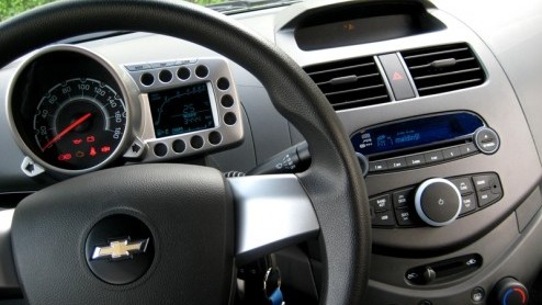 Na vijf jaar trouwe dienst zegt Chevrolet de tweede generatie Matiz vaarwel. Een voor zijn afmetingen ruime en compleet uitgeruste auto voor een zacht prijsje. Inmiddels zijn er veel nieuwe kapers op